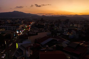 Nantou, Tayvan - 5 Kasım 2019: Puli kasabasının akşamları havadan görünüşü, Nantou, Tayvan