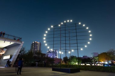 Taichung City, Tayvan - 23 Şubat 2020: Tayvan, Asya 'daki Tayvan Güzel Sanatlar Müzesi' nde turist ve fenerlerle güzel sanatlar fener festivali