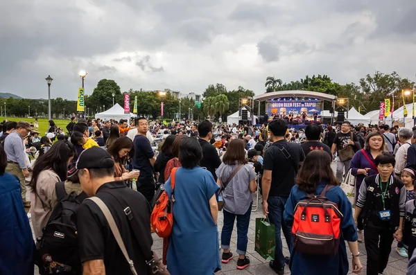 Taipei Taiwan Oktober 2019 Okinawa Orion Bierfeest Met Drank Mensen — Stockfoto