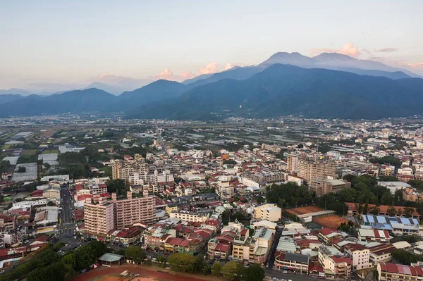 台湾南投 2019年11月5日 夕方の建物のあるプリ町の空の景色 — ストック写真
