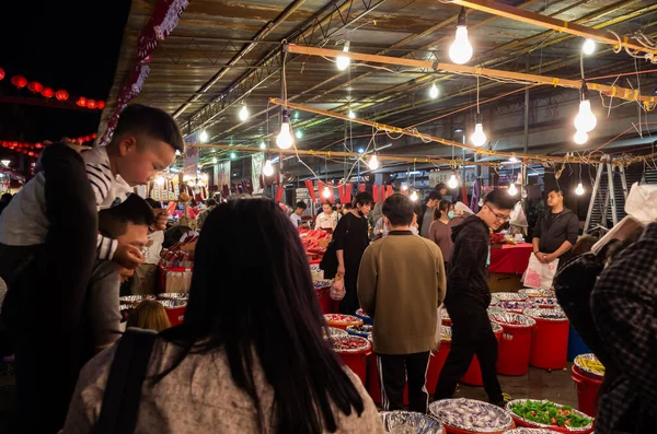 2020年1月23日 中国の旧正月に大化街の市場 人々はここで伝統的な中国料理や商品のすべての種類を見つけることができます — ストック写真