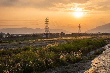 Puli kasabası, Nantou, Tayvan 'da renkli gökyüzü altında elektronik kulesi olan şehir batımı manzarası