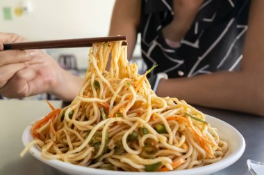 Tayvan'da restoranda soğuk erişte yeme