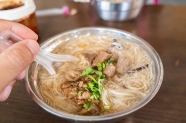 Tayvan usulü ince erişte ve domuz bağırsağı yemek.