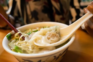 Masada çorba ile erişte ye.