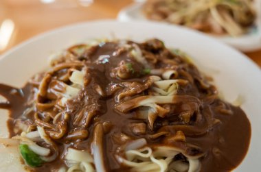 Tayvan 'daki restoranda geleneksel susamlı şehriye yemeği.