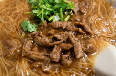 Tayvan usulü ince erişte ve domuz bağırsağı yemek.