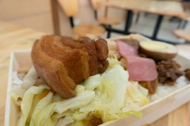 Tayvan usulü abur cubur, soya yahnisi ve pilav.