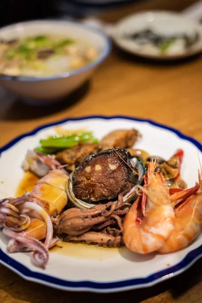 Menschen Essen Teller Mit Meeresfrüchten Auf Dem Tisch Einem Restaurant — Stockfoto