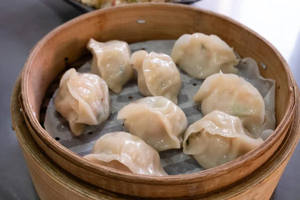 Chinesen Dampften Jiaozi Einem Bambusdampfer Auf Einem Tisch Taiwan — Stockfoto