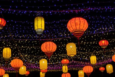 Taichung Şehri, Tayvan - 19 Şubat 2020: Tayvan, Asya 'daki Houli At Çiftliği' nde turist ve fenerlerle fener festivali