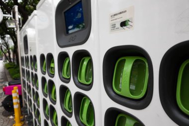 Taipei şehri, Tayvan - 14 Haziran 2020: Taipei, Tayvan, Asya 'daki caddede bulunan Tayvan merkezli elektronik motorsiklet bataryalarının şarj istasyonu