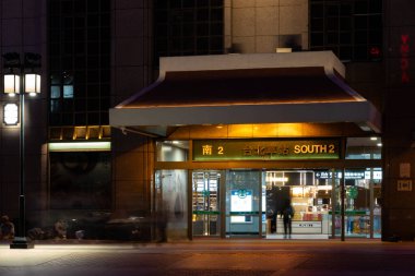 Taipei, Tayvan - 1 Ekim 2020: Taipei, Tayvan 'daki Taipei Ana İstasyonu' nun gece sahnesi