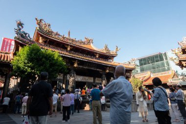 Taipei, Tayvan - 4 Ekim 2020: Wanhua Lung Shan Tapınağı Taipei, Tayvan