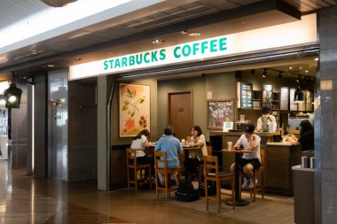 Taipei, Tayvan - 4 Ekim 2020: Taipei Tren İstasyonu 'ndaki Starbucks Kafe