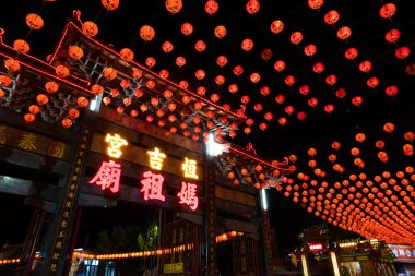 Puli Township, Tayvan - 01 Aralık 2020: Puli Heng Ji Gong Matsu Tapınağı Çin sunağında gece kırmızı fenerlerle, Taoist özel adak töreni Puli kasabası, Tayvan