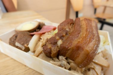 Tayvan usulü abur cubur, soya yahnisi ve pilav.