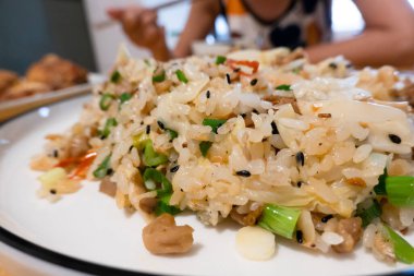 Tayvan 'da bir restoranda tabakta Çin usulü kızarmış pirinç.