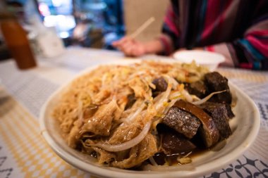 Tayvan yemekleri bir gece pazarında masada pişirildi.