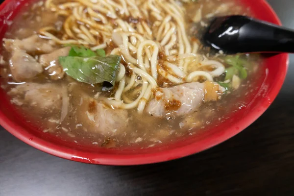 台湾のとろみのあるスープ麺にラム肉とイカのポタージュ — ストック写真