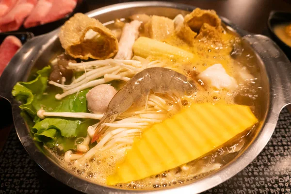 小さな台湾鍋とエビと野菜 — ストック写真