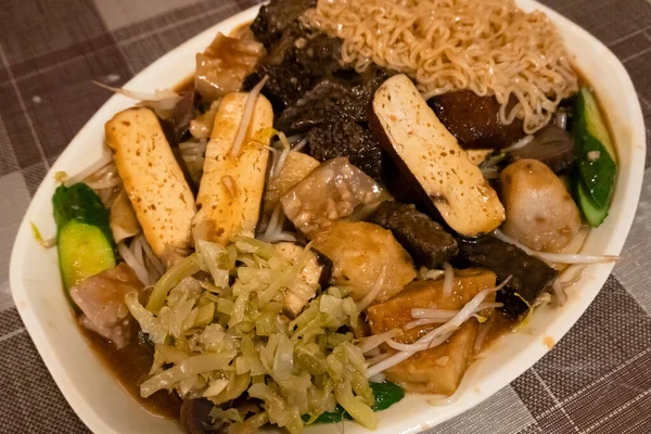 テーブルの上に豚肉と豆腐と蒸し料理の台湾のスナック — ストック写真