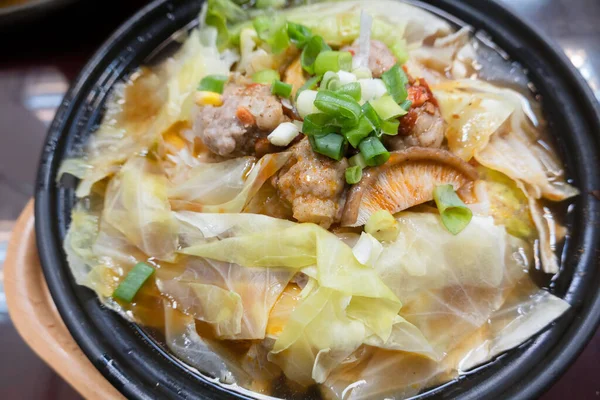 丼の中に肉や野菜を入れた熱いスープ — ストック写真
