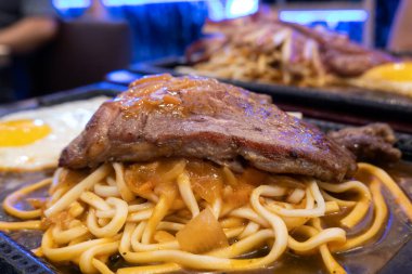 Tayvan 'da ucuz bir et lokantasında demir bir tabakta lezzetli bir biftek.