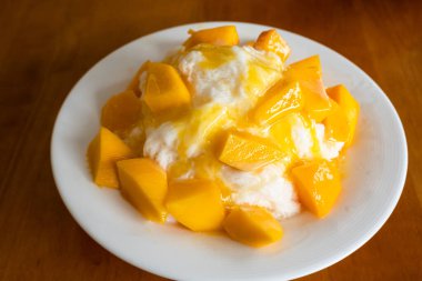 Tayvan 'da ünlü Tayvan aperatifleri ve renkli tatlı ile kesilmiş buz yemek.