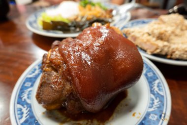 Tayvan usulü domuz ayağı, restoranda geleneksel yemek.