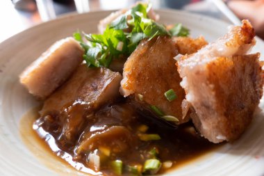 Restorandaki bir masada Tayvan usulü turp keki.