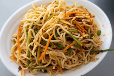 Tayvan 'da küçük bir restoranda kırmızı baharatlı soğuk erişte.