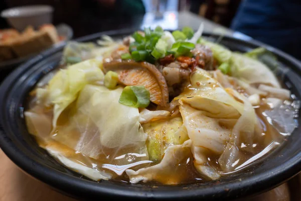 丼の中に肉や野菜を入れた熱いスープ — ストック写真
