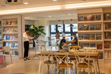 Taichung, Tayvan - 10 Eylül 2020: Taichung, Tayvan, Asya 'daki ünlü AP kitapçısının modern bina içi