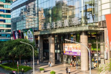 Taipei, Tayvan - 1 Ekim 2020: Mavi gökyüzü altındaki şehir manzarası gökdeleni, Taipei belediye otobüs durağı, Taipei, Tayvan