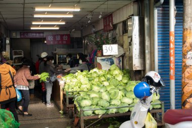 Taichung, Tayvan - 13 Ocak 2021 Satıcısı ile sebze ve meyve pazarı Puli kasabası, Nantou, Tayvan