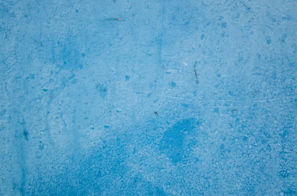 Paslı metal duvarın arka planı mavi renkte