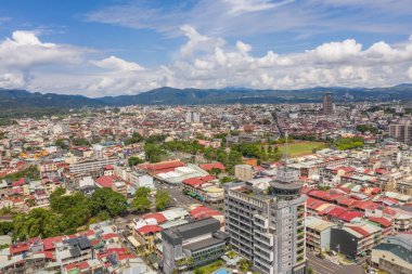 Nantou, Tayvan - 5 Eylül 2019: Puli kasabasının gündüz binaları, Nantou, Tayvan