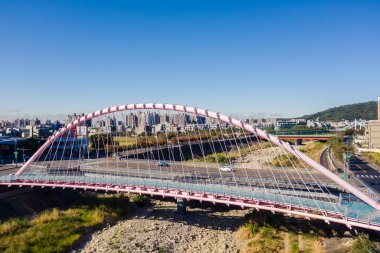 Taichung, Tayvan - 28 Kasım 2019: Tayvan, Asya 'daki Taichung City' deki modern köprünün hava manzarası