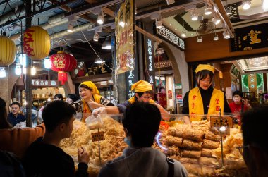 Taipei, Tayvan - 23 Ocak 2020: Çin Yeni Yılı 'nda Dihua Caddesi' nin pazar yeri. İnsanlar burada her türlü geleneksel Çin yemeği ve malını bulabilirler..