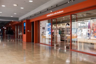 Taipei, Tayvan - 23 Ocak 2020: Taipei, Tayvan, Asya 'daki Taipei City Mall' daki eslite kitapçısı