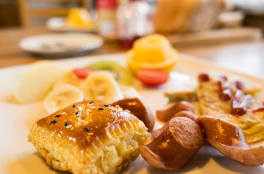 Sabahları masada nefis bir kahvaltı.