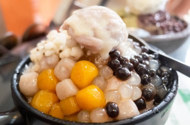 Renkli tatlı ve buzlu dondurma yemek, ünlü Tayvan atıştırmalıkları. 