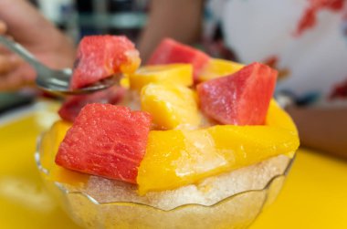 karpuz ve mangolu buzlu meyve tabağı