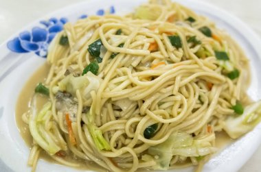 Masanın üzerinde Çin usulü kızarmış şehriye.