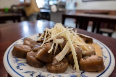 Tayvan özel aperatifi. Tabakta yapışkan pirinç sosisi.