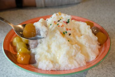 Renkli tatlı ve buzlu dondurma yemek, ünlü Tayvan atıştırmalıkları.