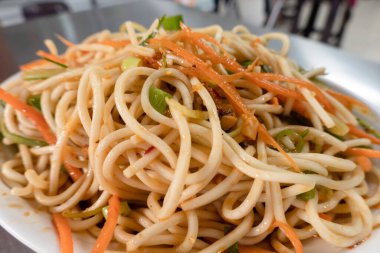 Küçük bir restoranda Tayvan usulü soğuk erişte.