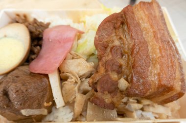 Tayvan usulü abur cubur, soya yahnisi ve pilav.