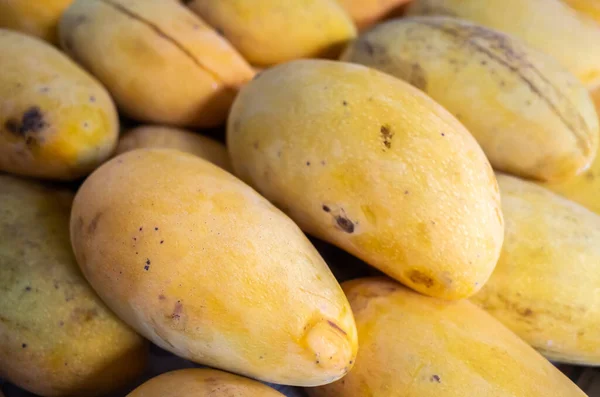 Stapel Von Mango Früchten Gelber Farbe Auf Dem Traditionellen Markt — Stockfoto